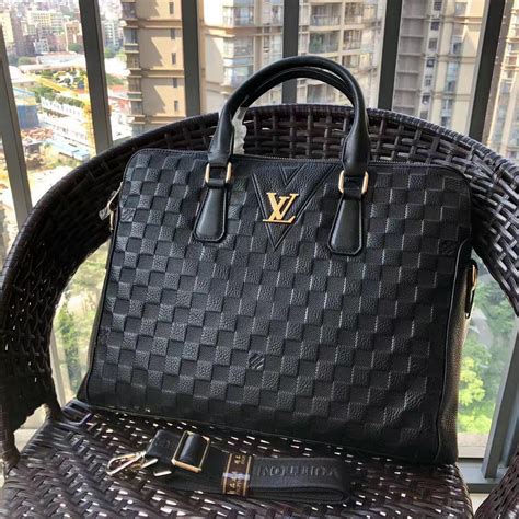 túi xách hoa Louis Vuitton